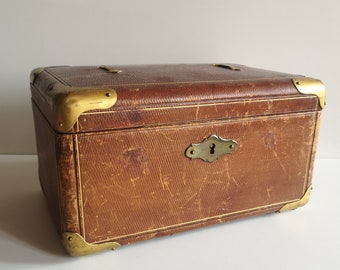 Schöne Schmuckschatulle aus Leder mit Samtinnenseite