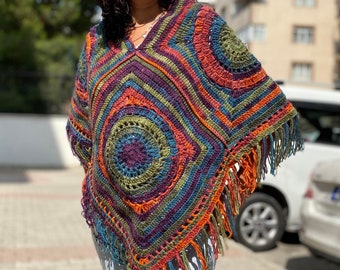 Ponchos de ganchillo, suéter de gran tamaño, suéter ligero, suéter de ganchillo de mujer de invierno, poncho boho, regalo para ella, poncho con borlas de punto a mano