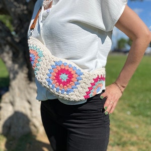Free Bag, Crochet Bum Bag, Festival Daisy Bag, Granny Square Purse, Crossbody Hobo Bag, Belt Bag, Sling Bag for Women, Waist Bag,