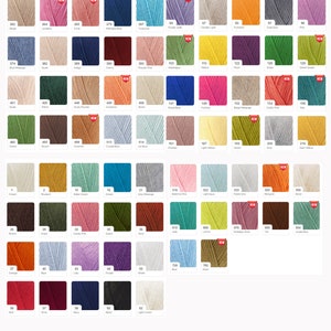 K&ouml;nnte beinhalten: Eine Farbkarte mit Garnproben, die in Reihen und Spalten angeordnet sind. Jede Probe ist mit einer Nummer gekennzeichnet. Die Farben umfassen Beige, Braun, Gr&uuml;n, Blau, Rosa, Rot, Orange, Gelb, Wei&szlig;, Grau und Schwarz.