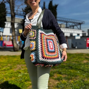 Borsa quadrata della nonna all'uncinetto, regalo per la mamma, borsa grande girasole, borsa tote afghana, regalo per lei, borsa da donna, borsa a tracolla tote all'uncinetto immagine 9