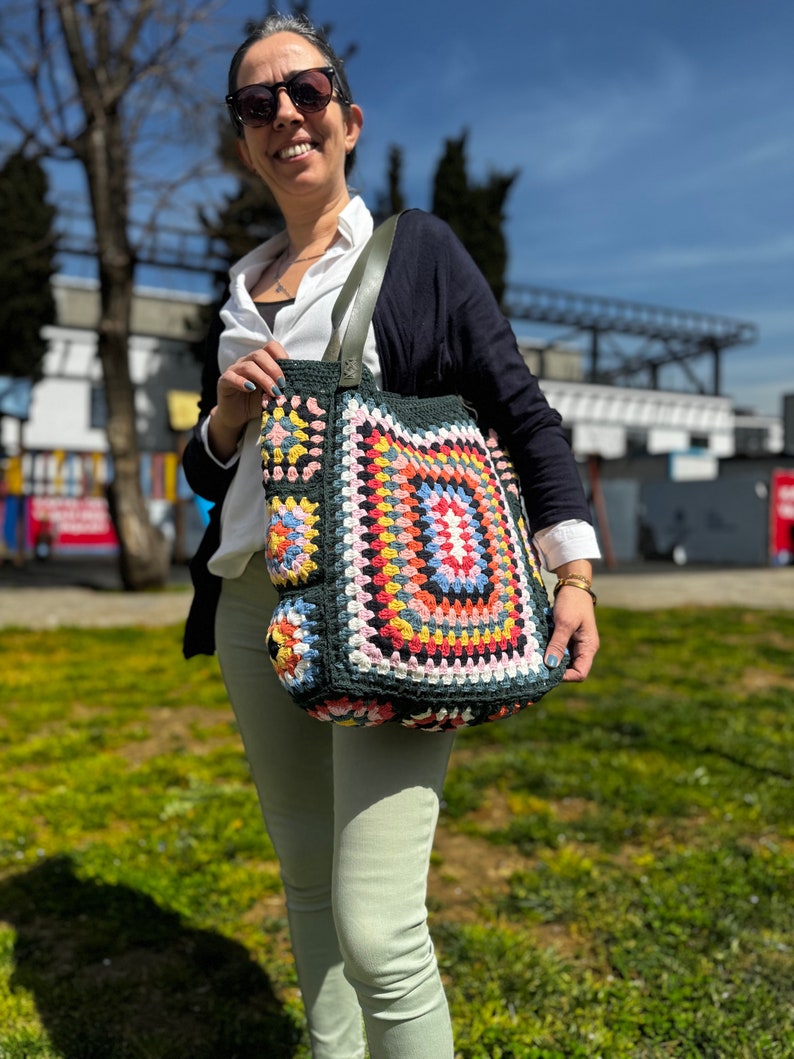 Borsa quadrata della nonna all'uncinetto, regalo per la mamma, borsa grande girasole, borsa tote afghana, regalo per lei, borsa da donna, borsa a tracolla tote all'uncinetto immagine 9