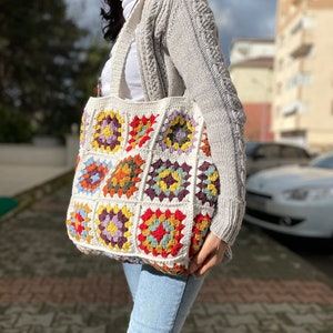 Sac carré grand-mère, sac au crochet, sac à main au crochet, sac fourre-tout au crochet, sac rétro, sac hippie, cadeau pour elle, sac bohème, style vintage, sac pour femme image 8