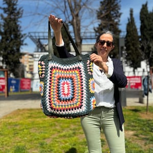 Borsa quadrata della nonna all'uncinetto, regalo per la mamma, borsa grande girasole, borsa tote afghana, regalo per lei, borsa da donna, borsa a tracolla tote all'uncinetto immagine 4