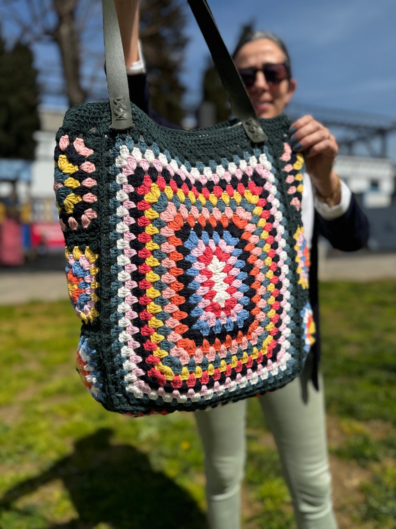 Borsa quadrata della nonna all'uncinetto, regalo per la mamma, borsa grande girasole, borsa tote afghana, regalo per lei, borsa da donna, borsa a tracolla tote all'uncinetto immagine 6