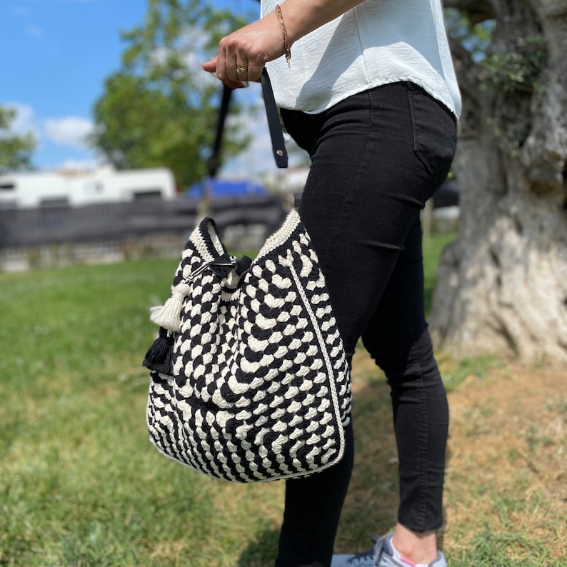 Black and White Crochet Bag, Boho Bag, Vintage Bag, Bag for Woman, Gift For Her, Large CrochetTote Bag, Black Bag, Shoulder Bag, Hobo Bag image 2