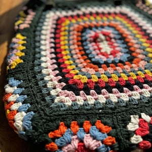 Borsa quadrata della nonna all'uncinetto, regalo per la mamma, borsa grande girasole, borsa tote afghana, regalo per lei, borsa da donna, borsa a tracolla tote all'uncinetto immagine 8