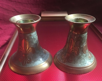 Par de candelabros de latón y esmalte verde. Candelabros de columna cortos con diseño de flor de lis de esmalte verde Candelabros de latón vintage