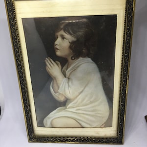 Hermosa foto iridiscente enmarcada de una niña rezando. Carta personalizada en la parte trasera. Diseño danés.