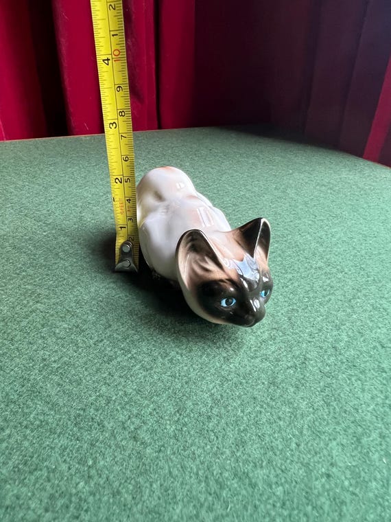 ヴィンテージ陶器のシャム猫の置物。しゃがんだシャム子猫のレトロな