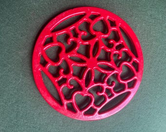 Vintage cast iron trivet. Round red 4 footed trivets. Vintage kitchen decor. Retro Worktop saver.
