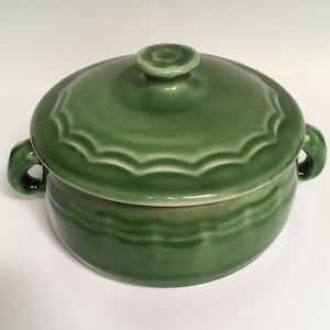 Vintage Denby grüne individuelle Auflaufform mit Deckel. Epic Bourne 1930 Salbeigrüne Glasur mit dekorativem Detail.