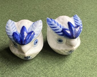 Vintage owl ceramic shakers. Long eared owl delft blue white salt pepper shakers. Quirky dining serving set. Delft collector gift.