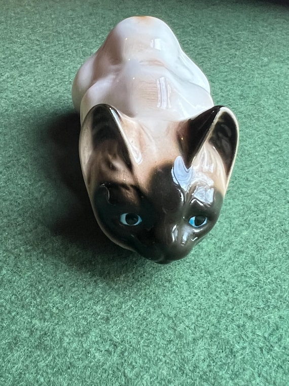 ヴィンテージ陶器のシャム猫の置物。しゃがんだシャム子猫のレトロな