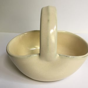 Wazon na drobiazgi, pojemnik na drobiazgi, ceramika Denby, kremowy, szkliwiony kosz, kosz na kwiaty z uchwytami, ceramiczny kosz do ekspozycji kwiatów, kosz kamionkowy