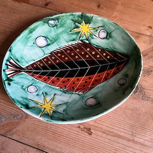Vintage Italy Fish plate Hand painted ceramic fish decor bowl. Mid Century Italian ceramic collector. Gallery wall gift. Signed Italy 84 29.