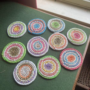 Posavasos vintage tejidos en cesta. Juego de manteles individuales decorativos retro hechos a mano. Tejido africano de hierba y plástico.