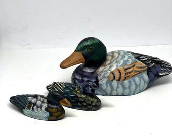 Familia de patos de madera en miniatura. Mamá pato y sus dos crías, talladas y pintadas a mano, con ojos de cristal.