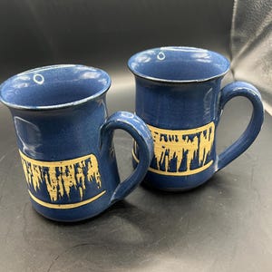 Vintage Bentham Keramik Becher. 2 verfügbare, Studio-Keramik-Kaffeetasse mit blauer Glasur. Vintage Yorkshire Kunstkeramik Sgraffito Design Becher.