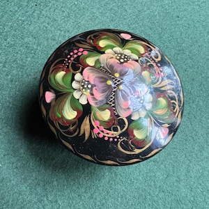 Vintage Russian trinket box. Hand painted floral lacquered design on paper mâché box. Russian folk art.