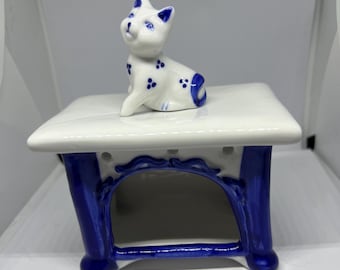 Vintage figurka kota z porcelany Gzhel na stole Niebieski biały ceramiczny kotek na stole. Rzadka kolekcjonerska figurka kota ceramicznego ZSRR.