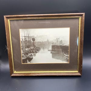 Carte postale photographique vintage de Whitby. Bateaux à Whitby Upper Harbour. Reproduction de Frank Meadow Sutcliffe. 1981 La galerie Sutcliffe.