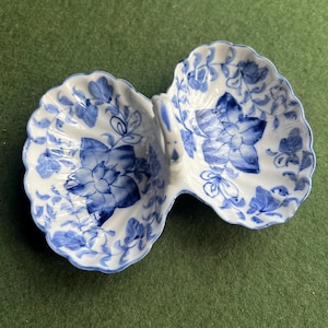 Vintage trinket dish. Ruffle edged handled blue white ceramic two part shell dish. Blue Floral decor ring dish. Hand painted blue flowers.
