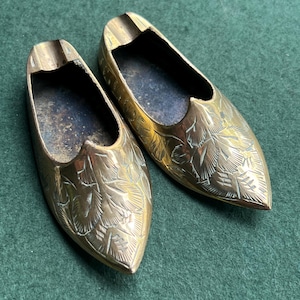 Vintage brass decorative pair of shoes ashtrays Indian etched brass Man cave Tobacciana collector decor Brass slipper pair Hand Signed India