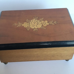 Vintage wooden jewellery/ trinket box. Italian treasure box Sorrento footed trinket box. Inlayed keepsakes box Decorative Floral lidded box.