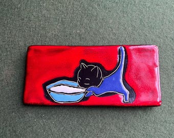 Azulejo de pared de cerámica Raku con diseño de gato. Tema de gatito negro sobre azulejo de cerámica roja. Decoración de pared tipo galería.