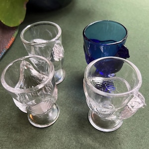 Set 4 vintage glass egg cups Retro Chicken egg cups 3 clear 1 cobalt blue glass egg cup France glass hen egg cups set Breakfast lover gift