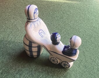 Gjel vintage dame mère femme avec enfants bébés dans une poussette figurine estampée peinte à la main URSS.