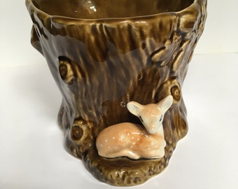 Maceta vintage Sylvac con forma de tocón de árbol y figura de cervatillo. Modelo 4287 con etiqueta original. Un original jarrón para utensilios de cocina de estilo vintage.