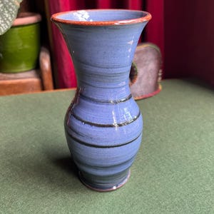 Sehr schöne Studio Keramik Vase. Blaue Glasur mit schwarzem Strudel und rotem Rand. Gestempelt WOLD