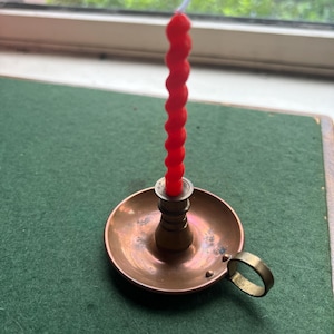 Könnte beinhalten: Ein Set aus drei Keramikbechern mit gesprenkelter, matter Oberfläche. Die Becher sind in Creme-, Hellgrau- und Dunkelgrautönen gehalten. Jeder Becher hat ein schlichtes, minimalistisches Design.