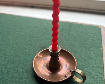 Mały, zabytkowy, miedziany świecznik z uchwytem na kciuk. Miniaturowy świecznik Wee Willie Winkie.