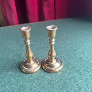 Paire de chandeliers miniatures vintage en laiton. Bougeoirs décoratifs de 8 cm de haut.