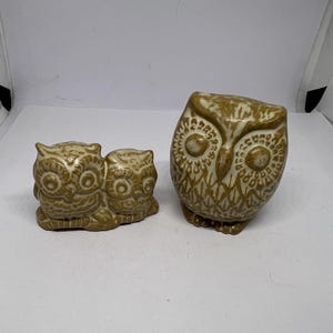 Söt keramikugglefamilj. Mamma och 2 ugglor. Originalklistermärke. Pixie Workshop Tillverkad i Cornwall.