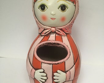 Portalápices de pared de papel maché. Almacenamiento de arte popular. Jarrón de almacenamiento pintado a mano al estilo Gemma Taccogna, vestido rojo y blanco.