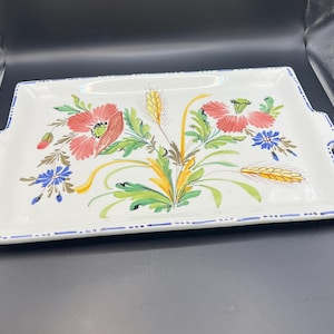 Bandeja de servir decorativa de cerâmica. Desenho floral pintado à mão. Carimbado Made in Italy. Desenho de papoulas vermelhas e centáureas azuis.