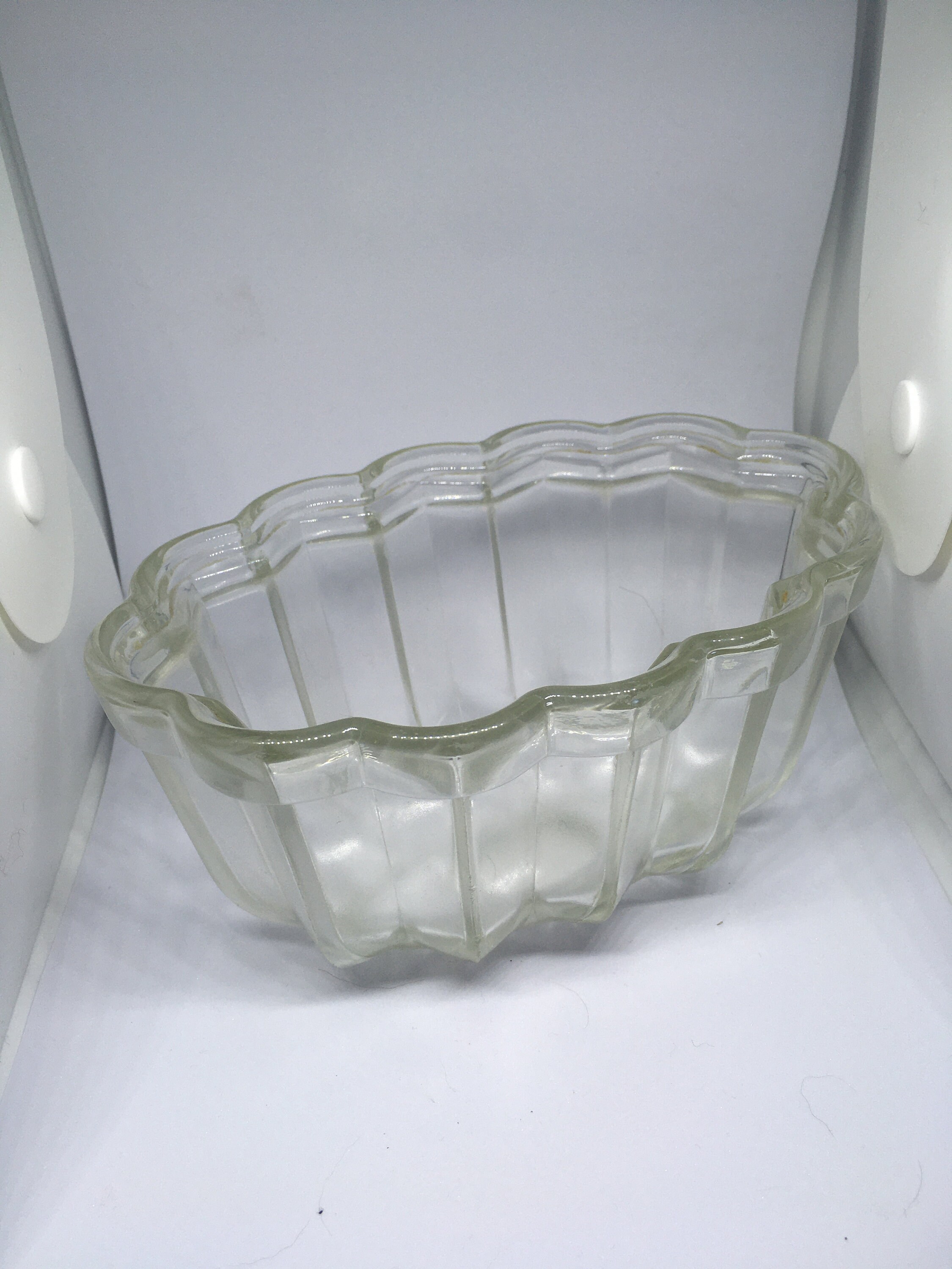 Moule à gelée en verre transparent. 6 bulles. Cuisine rétro. Capacité de 1/2 pt. 13,4 x 9,5 x 8 cm. Années 60 - France