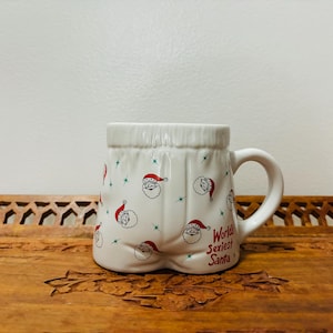 Taza navideña vintage con el Papá Noel más sexy del mundo de Papel Freelance Tailandia
