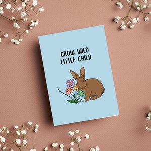 Lapin dans des fleurs sauvages — carte de voeux, « Grow wild little child »