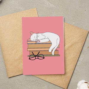 Chat faisant la sieste sur des livres — carte de voeux