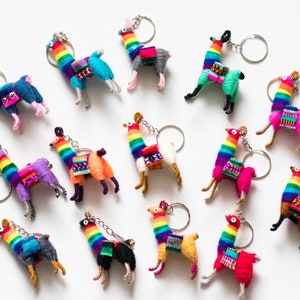 Set aus 2 Alpaka Wolle Lama Schlüsselanhängern: Regenbogen peruanischen Charme