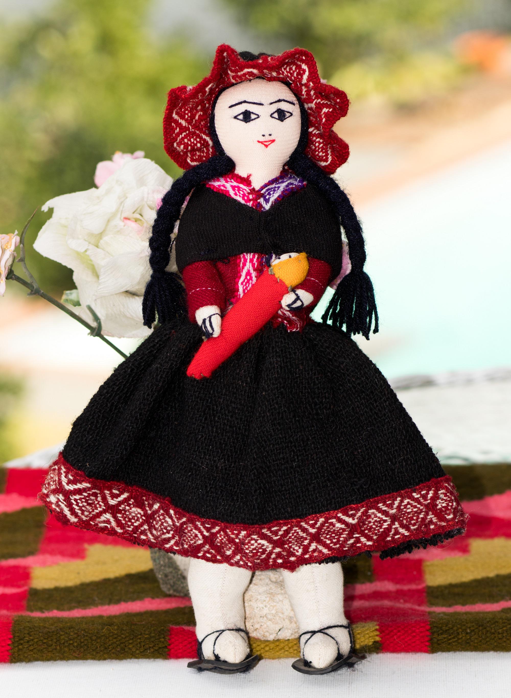 ペルー・アンデス地方の手作り人形：アルパカウールのドレス、民族調の 