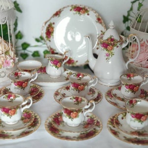Royal Albert Old Country Roses coffee trio set for 6, Vintage Bone China, Wedding gift Anniversary gift, Christmas table, red roses