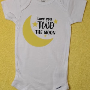 Love you TWO ムーンワンジーまたはTシャツとオプションのマッチングビブ。双子または2歳の誕生日にぴったりのかわいい赤ちゃん用ユニセックス衣装。