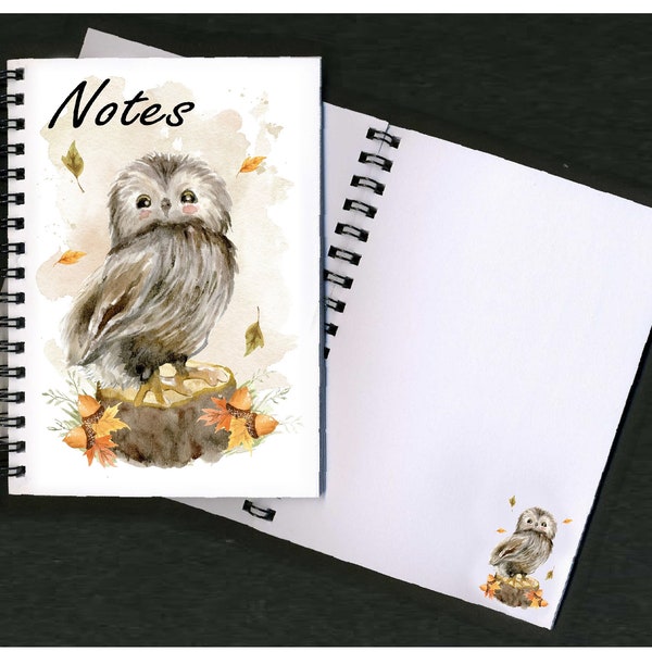 Carnet / Bloc-notes avec une image d’un hibou mignon debout sur une bûche. Un excellent cadeau pour tout hibou ou amoureux des animaux! Peut être personnalisé.