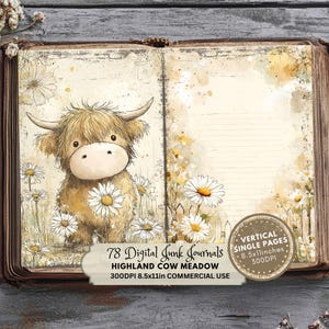 Puede incluir: Diario abierto con una ilustración de acuarela de una vaca de las Highlands rodeada de margaritas. Las páginas del diario están rayadas y envejecidas, con el texto "78 Digital Junk Journals" y "Highland Cow Meadow". El diario mide 21,59 cm x 27,94 cm.